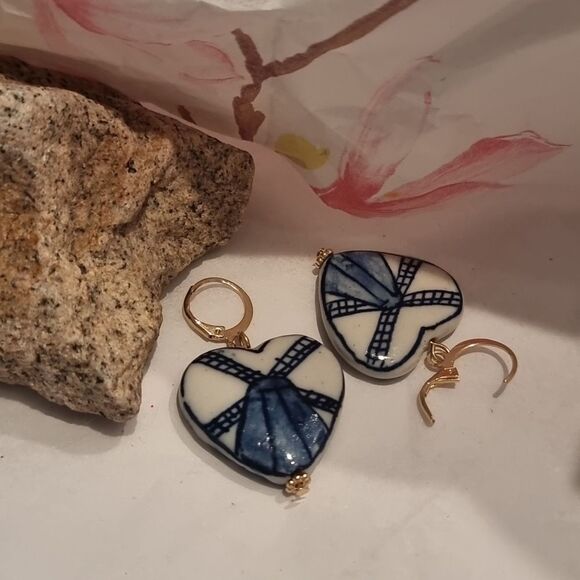 New FREE PEOPLE ceramic heart charm vintage style earrings - Picture 3 of 6